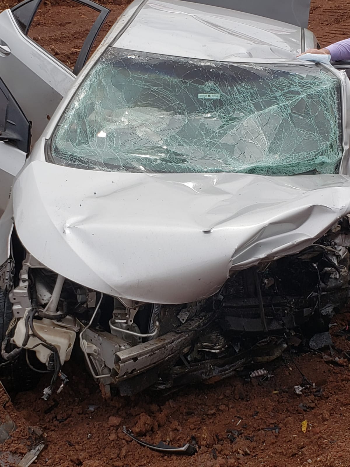 Carro parte ao meio após colisão frontal na PR 562 em São João Rádio